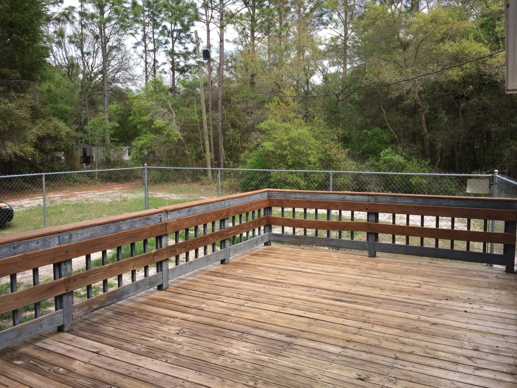 HUGE Deck in Front of House