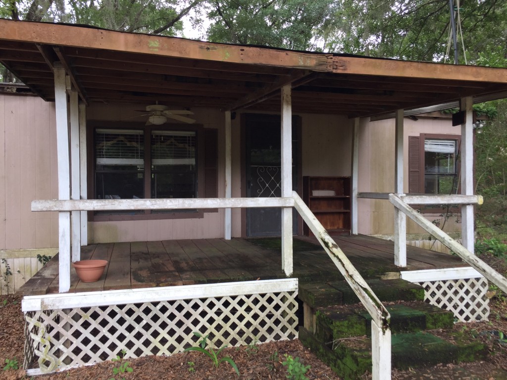 MINI FARM PORCH